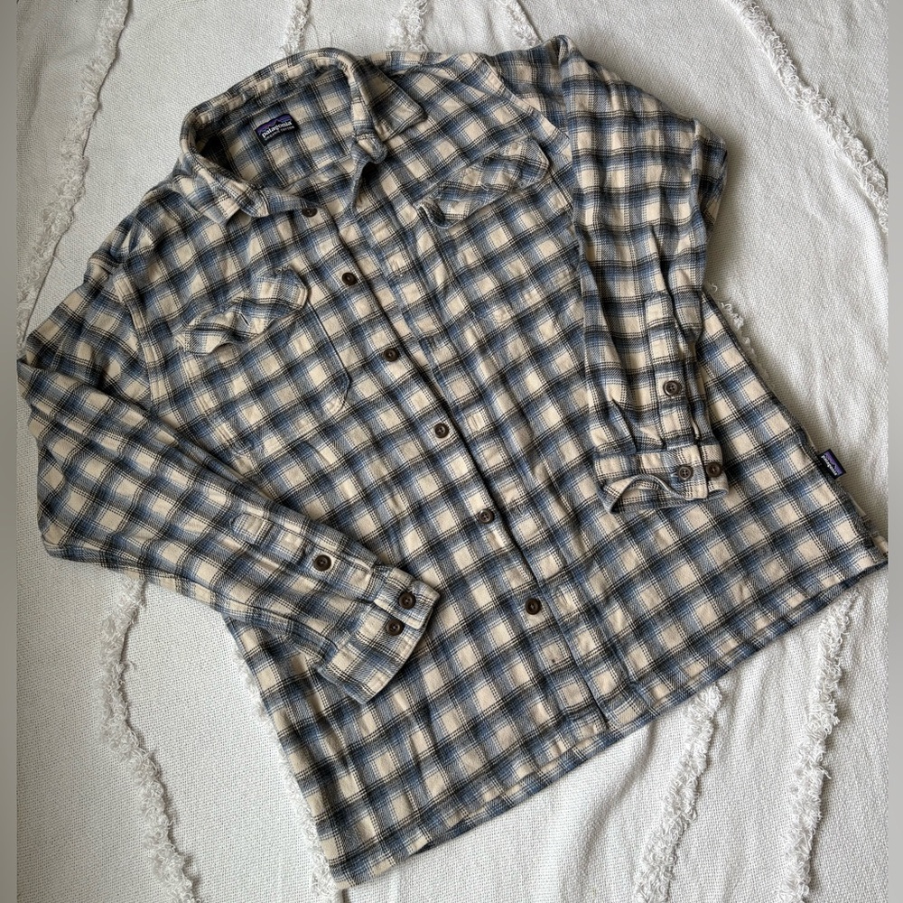Patagonia Men’s Fjord Blue and Cream Organic Cotton Plaid Shirt Medium